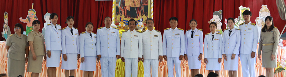 คณะครูโรงเรียนบ้านโพนเมืองมะทัน